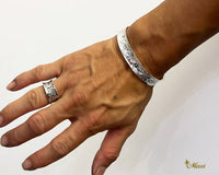 R0742_Curl_Inside_Ring_Black_Chrome_Silver_put_on