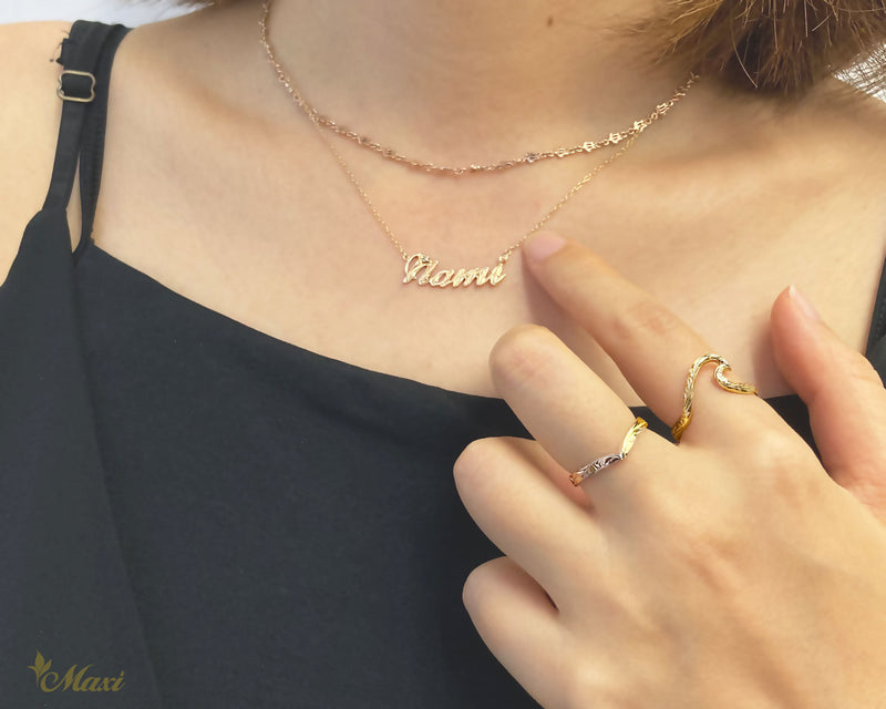 whaletail_wave_rings__name-necklace_puton