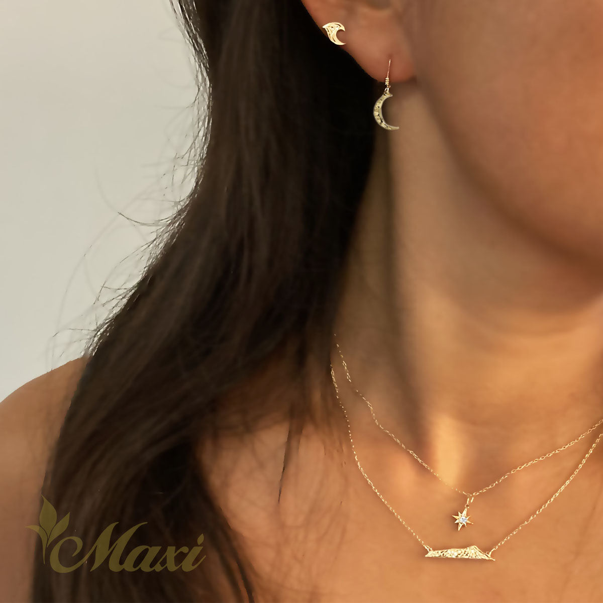 Diamond Head Necklace puton image
