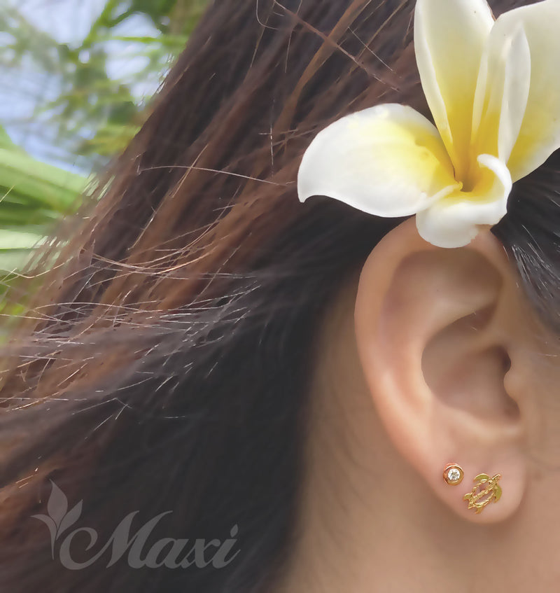 Honu Pierced Earring  yellow gold puton image