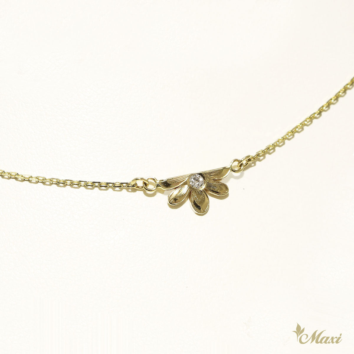 Single Naupaka flower necklace_with diamond